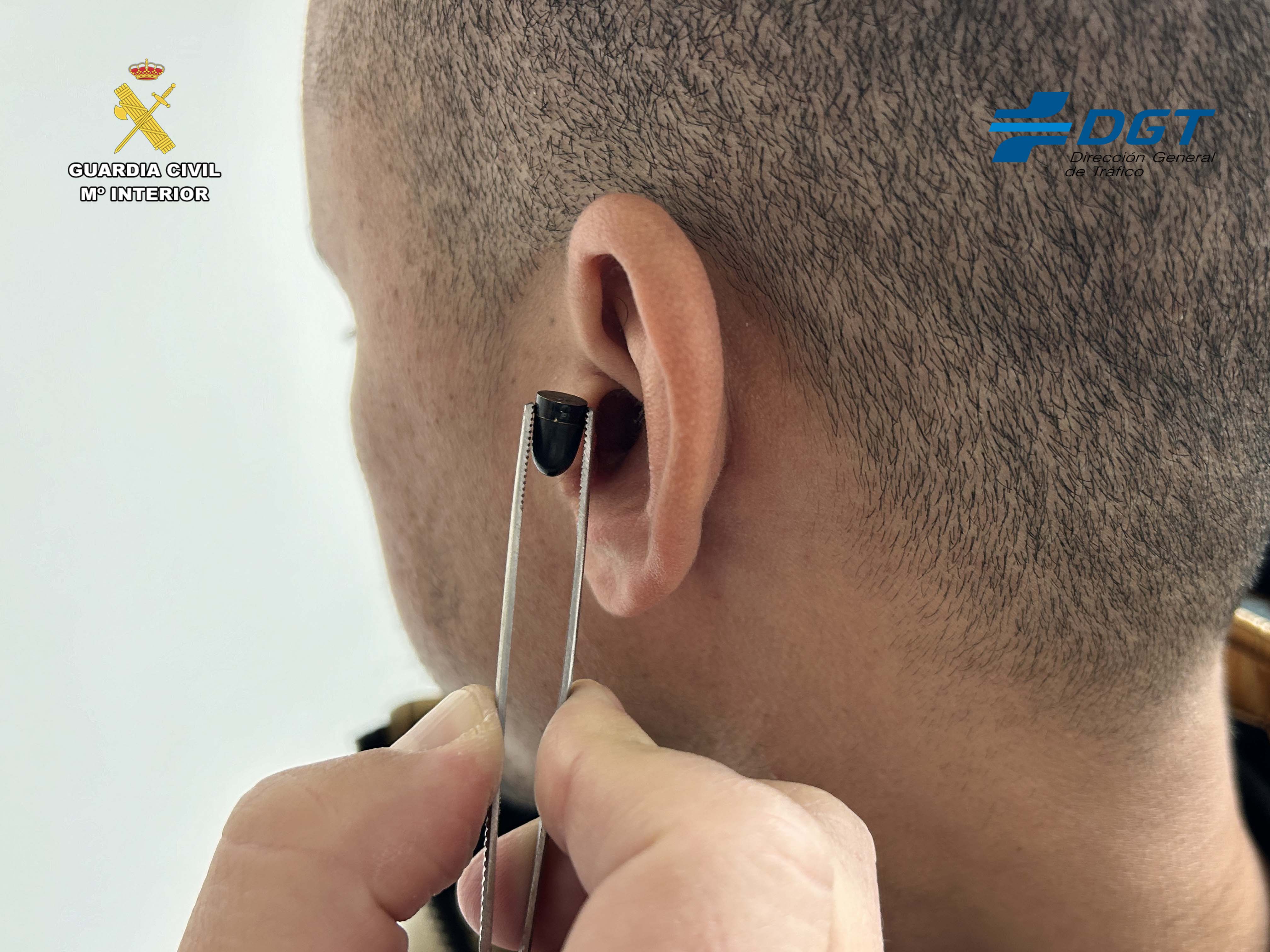 Teléfonos móviles, receptores de señal y audífonos: Pillados copiando en el examen del carné de conducir en La Rioja