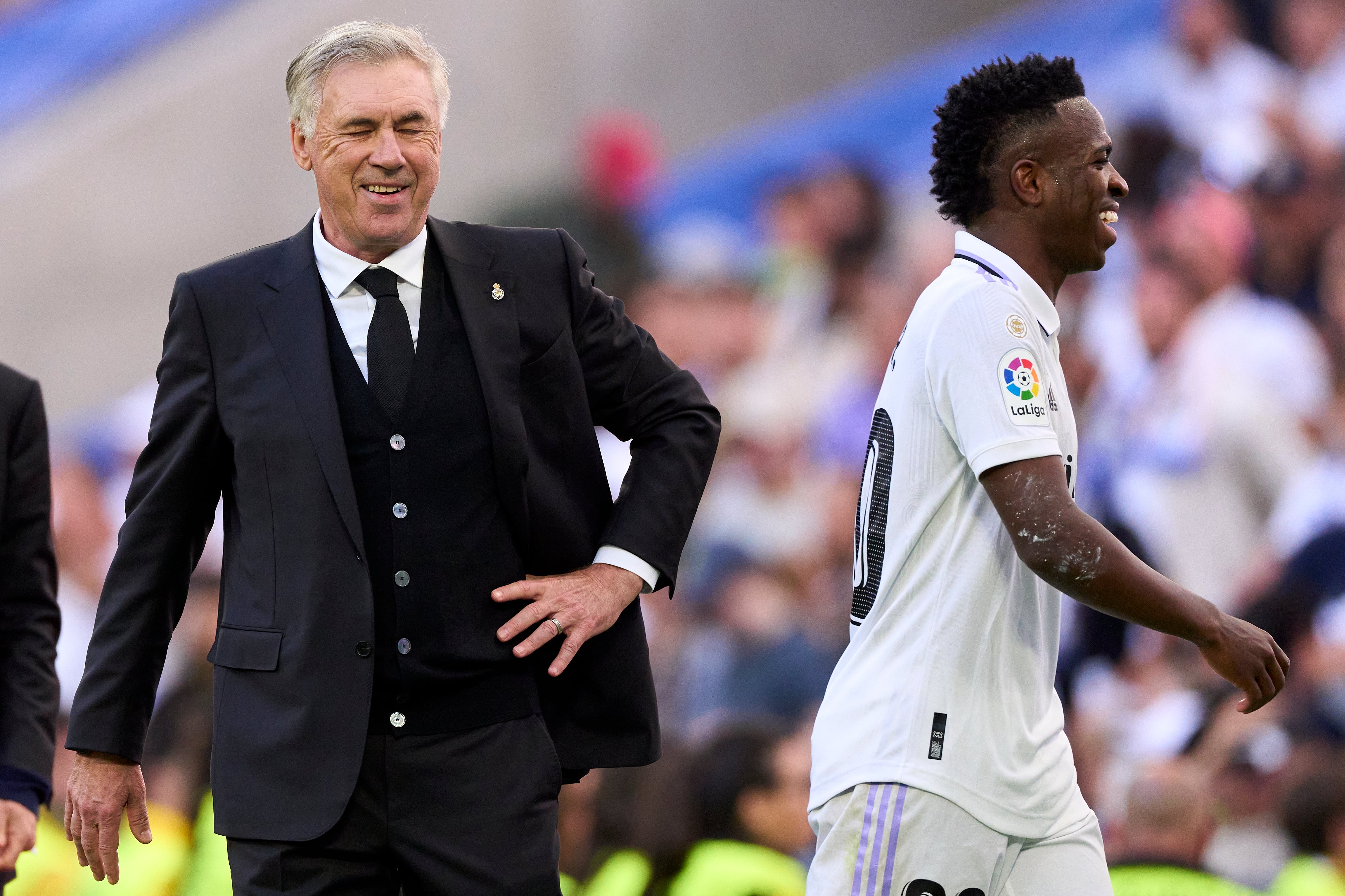 Carlo Ancelotti y Vinicius Jr. ríen durante un partido de la pasada temporada de Liga