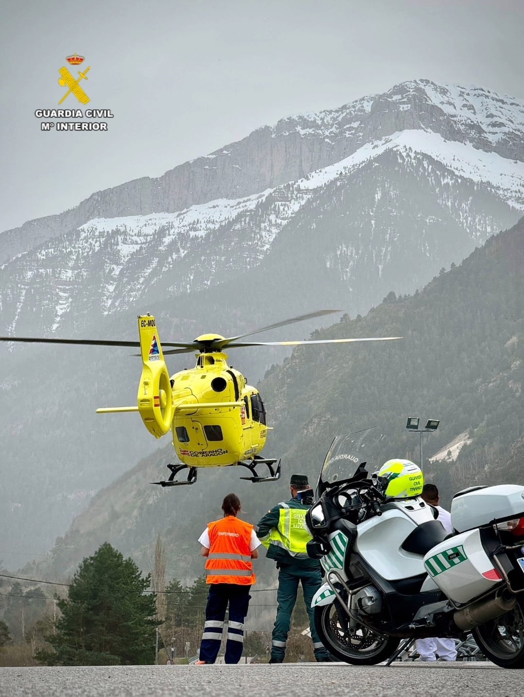 helicóptero del 112 y Guardia Civil durante la intervención en este accidente en la A-138 en Bielsa