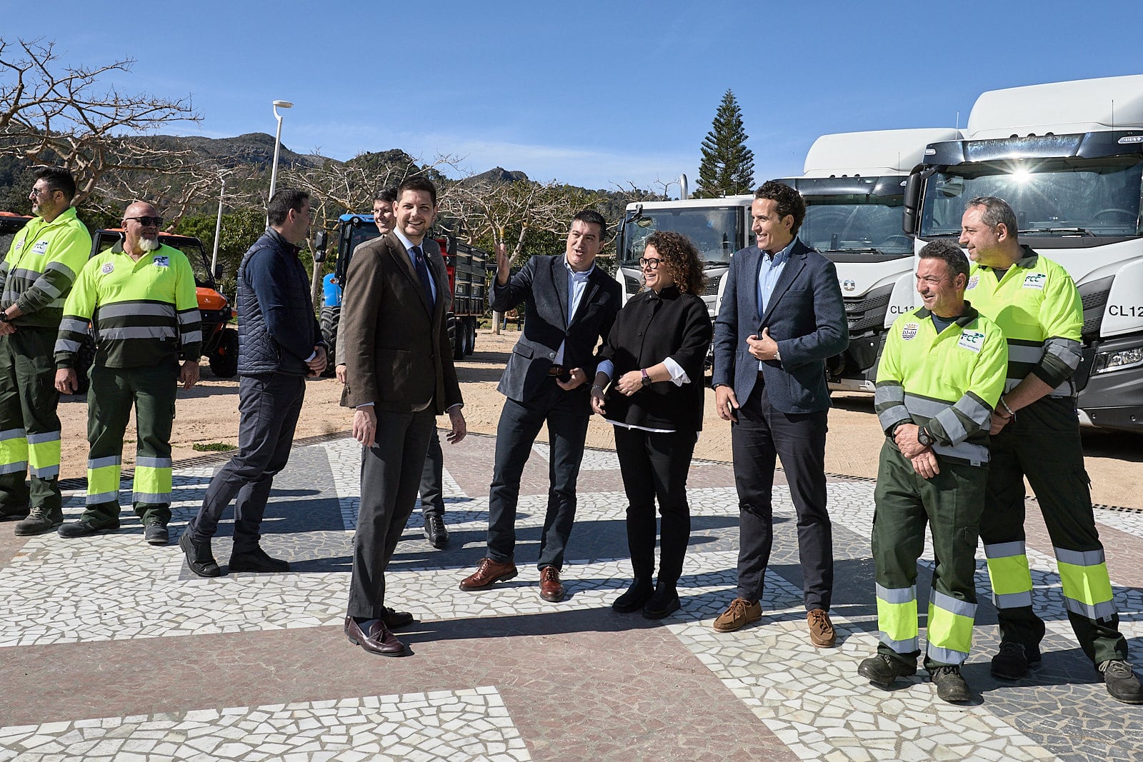 Autoridades frente a la nueva flota de vehículos de limpieza de Gandia