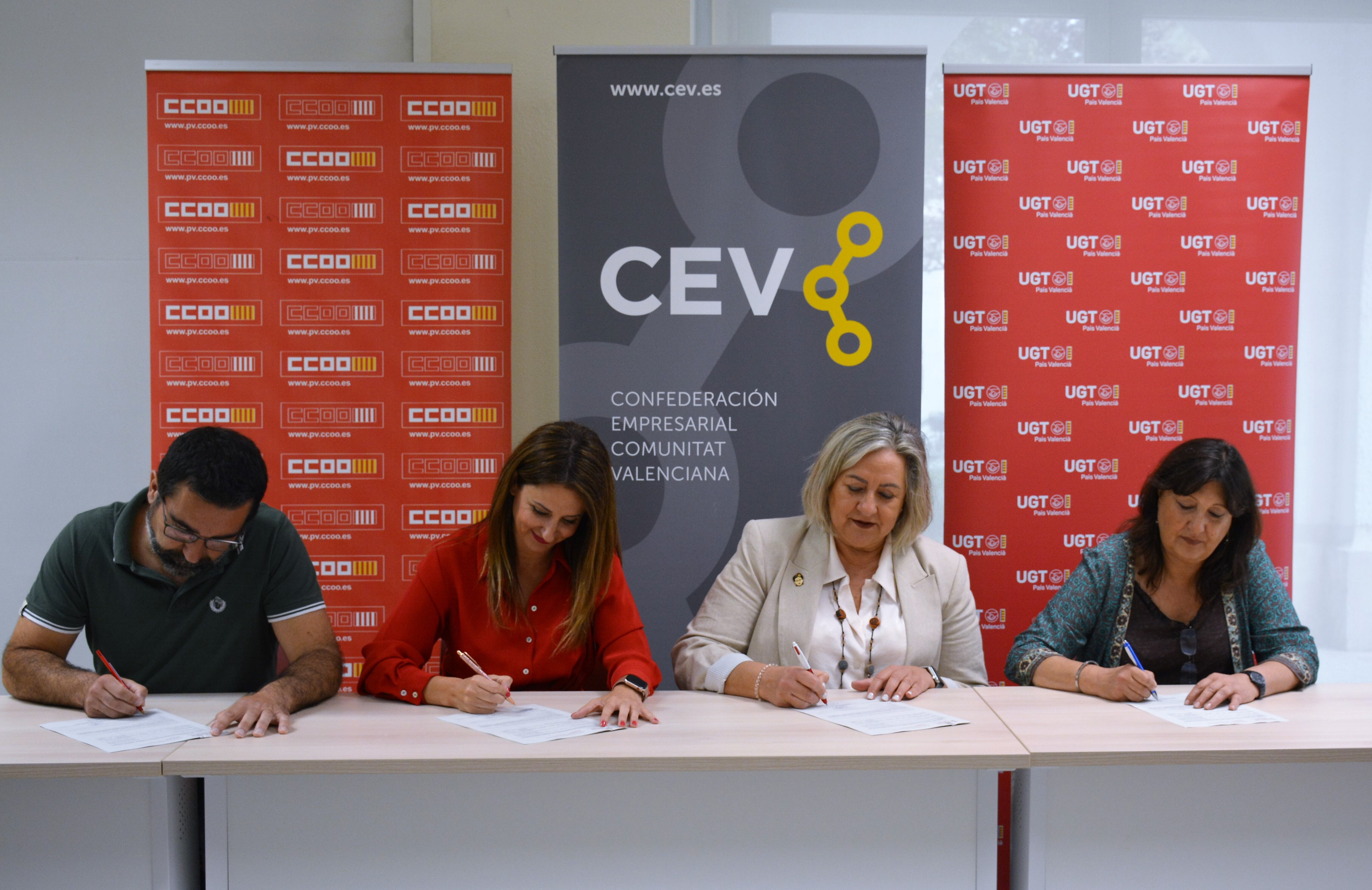 La Directora general de Trabajo, Bienestar y Seguridad Laboral y Directora del Instituto Valenciano de Seguridad y Salud en el Trabajo (INVASSAT), Elvira Ródenas; la secretaria general de la Confederación Empresarial de la Comunitat Valenciana (CEV), Esther Guilabert; el secretario de acción sindical y salud laboral de CCOO PV, Jaume Mayor y la vicesecretaria general de UGT-PV, Marisa Baena