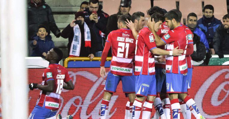 GRA369. GRANADA, 31/01/15.- Los jugadores del Granada celebran el gol marcado por su compañero, el delantero colombiano Jhon Córdoba al Elche, durante el partido de Liga de Primera División disputado esta noche en el Nuevo Estadio de Los Cármenes, en Granada. EFE/Miguel Ángel Molina