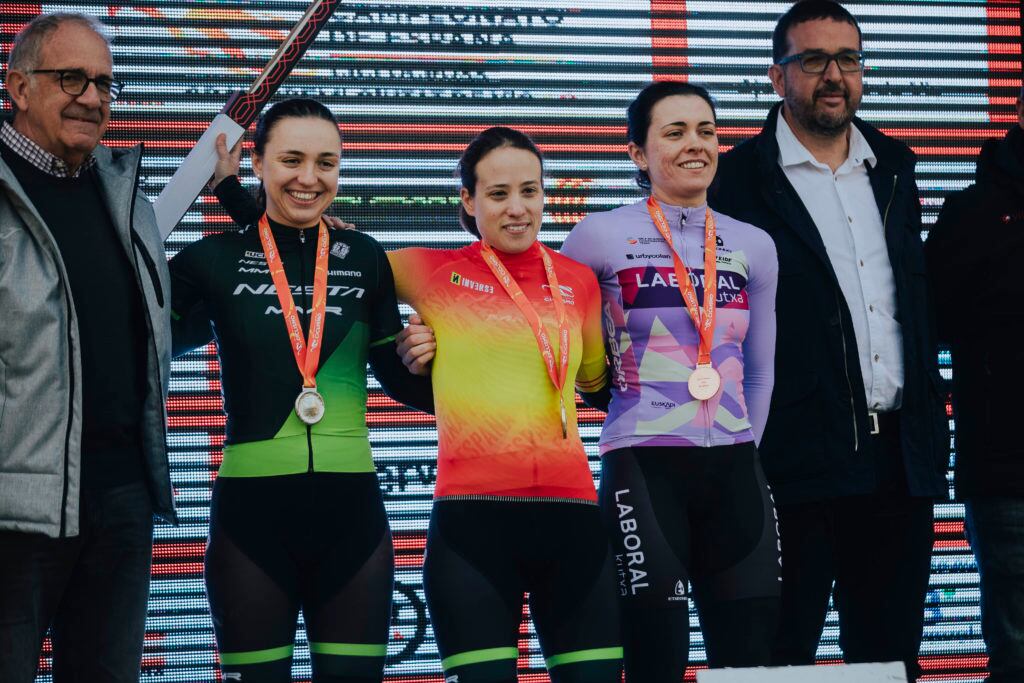 Sofía Rodríguez, Lucía Blanco i Alba Teruel al pòdium (d'equerra a dreta)// Foto: Nesta Ciclisme