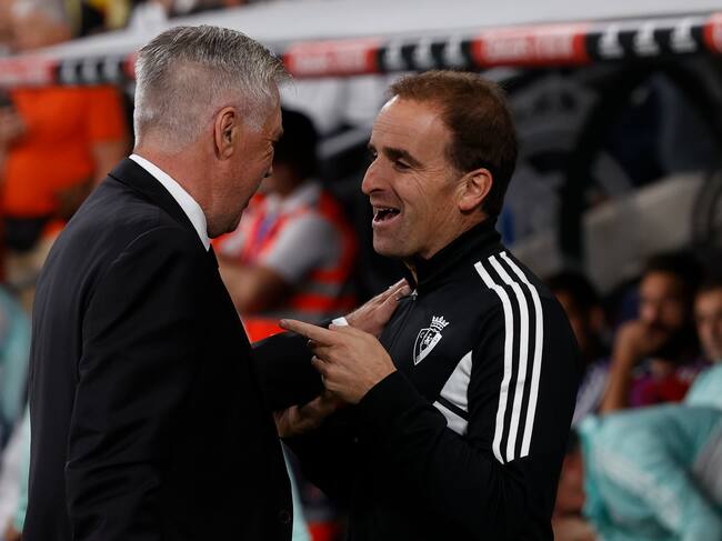 Ancelotti y Arrasate conversan antes del Real Madrid-Osasuna