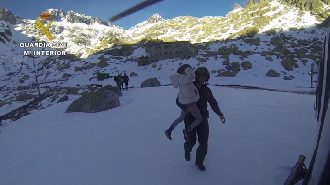 Momento en el que uno de los niños es trasladado hasta el helicóptero de rescate