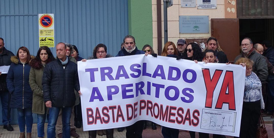 Miembros de la comunidad educativa del IES Santa Engracia se concentran para pedir el traslado a "peritos"(foto de archivo).