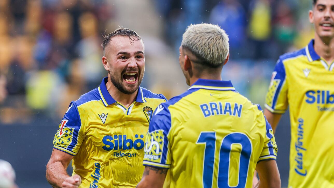 Ontiveros y Brian Ocampo celebtando el 1-0 frente al Málaga.