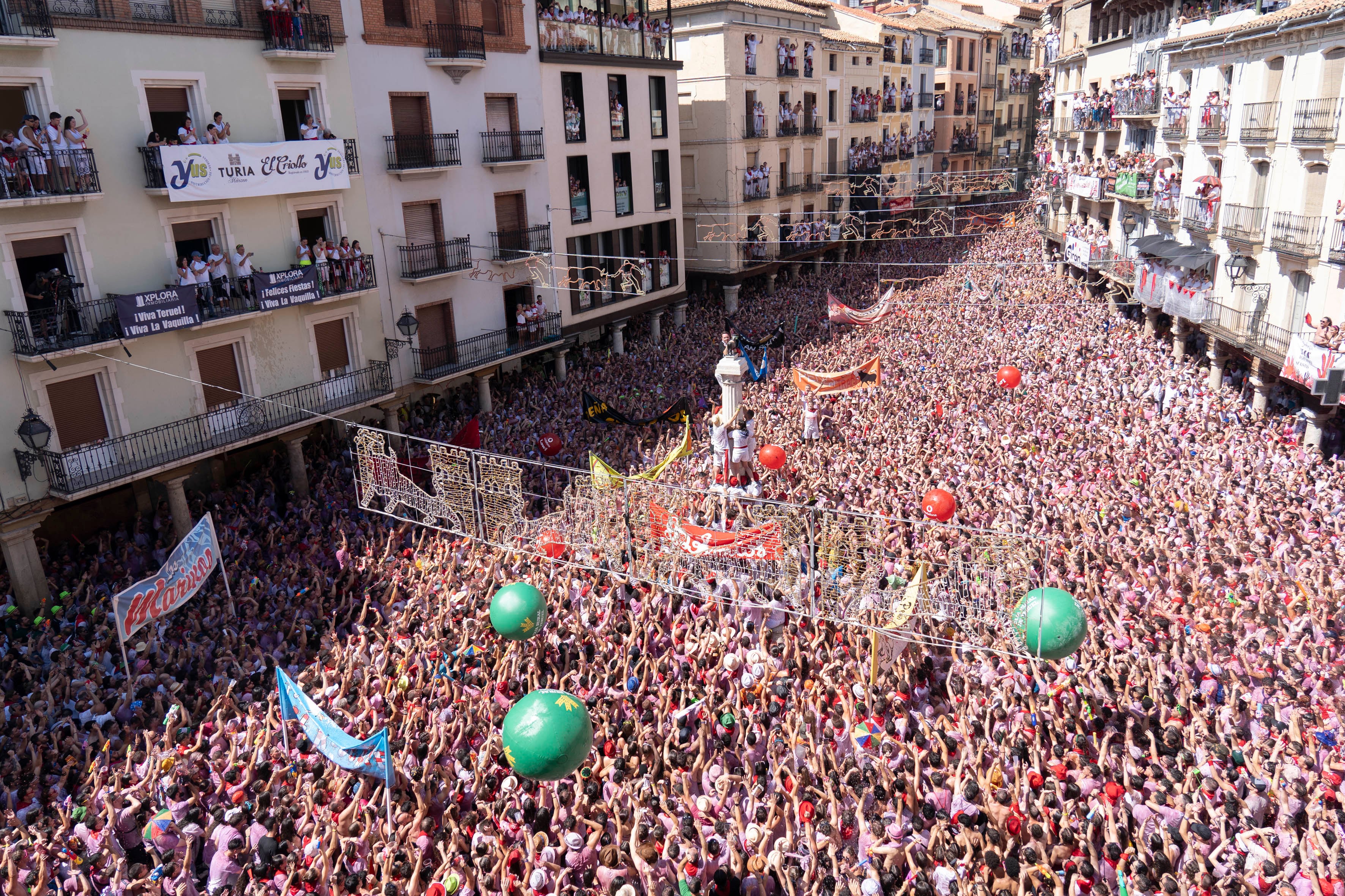 -FOTODELDÍA- TERUEL, 08/07/2023.- Cientos de personas participan este sábado en la puesta del pañuelico que da inicio a las fiestas de la Vaquilla en Teruel. EFE/Antonio García
