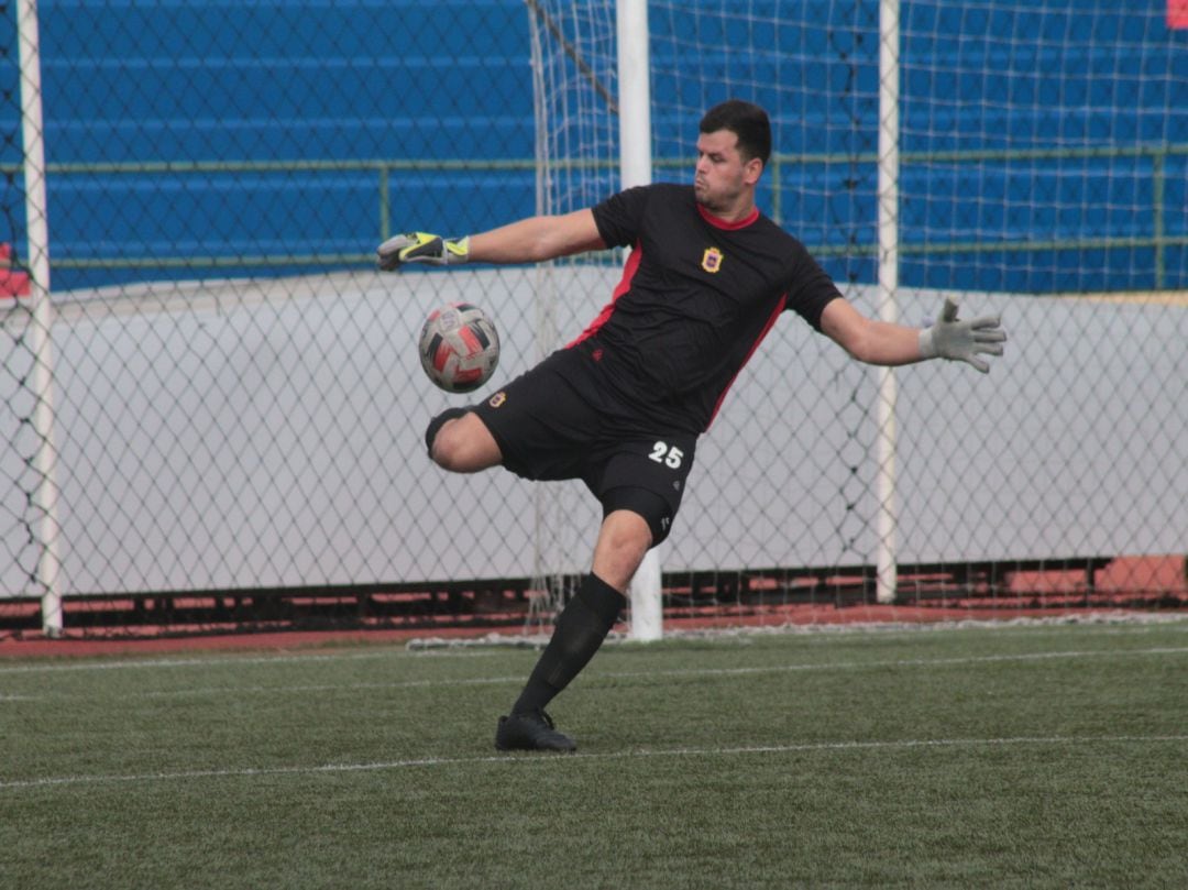 Alejandro Martín sacando de puerta.