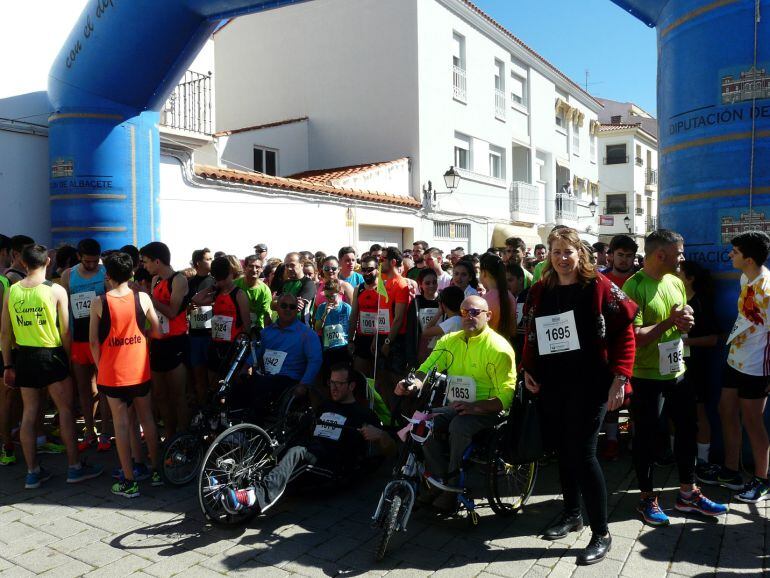 La portavoz municipal, Llanos Navarro, en la carrera de AFANION