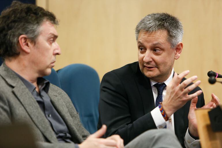 El president de la Cambra de Comerç, Marc Pantebre, covnersa amb el ministre d'Economia, Gilbert Saboya, a la sala de premsa de Govern