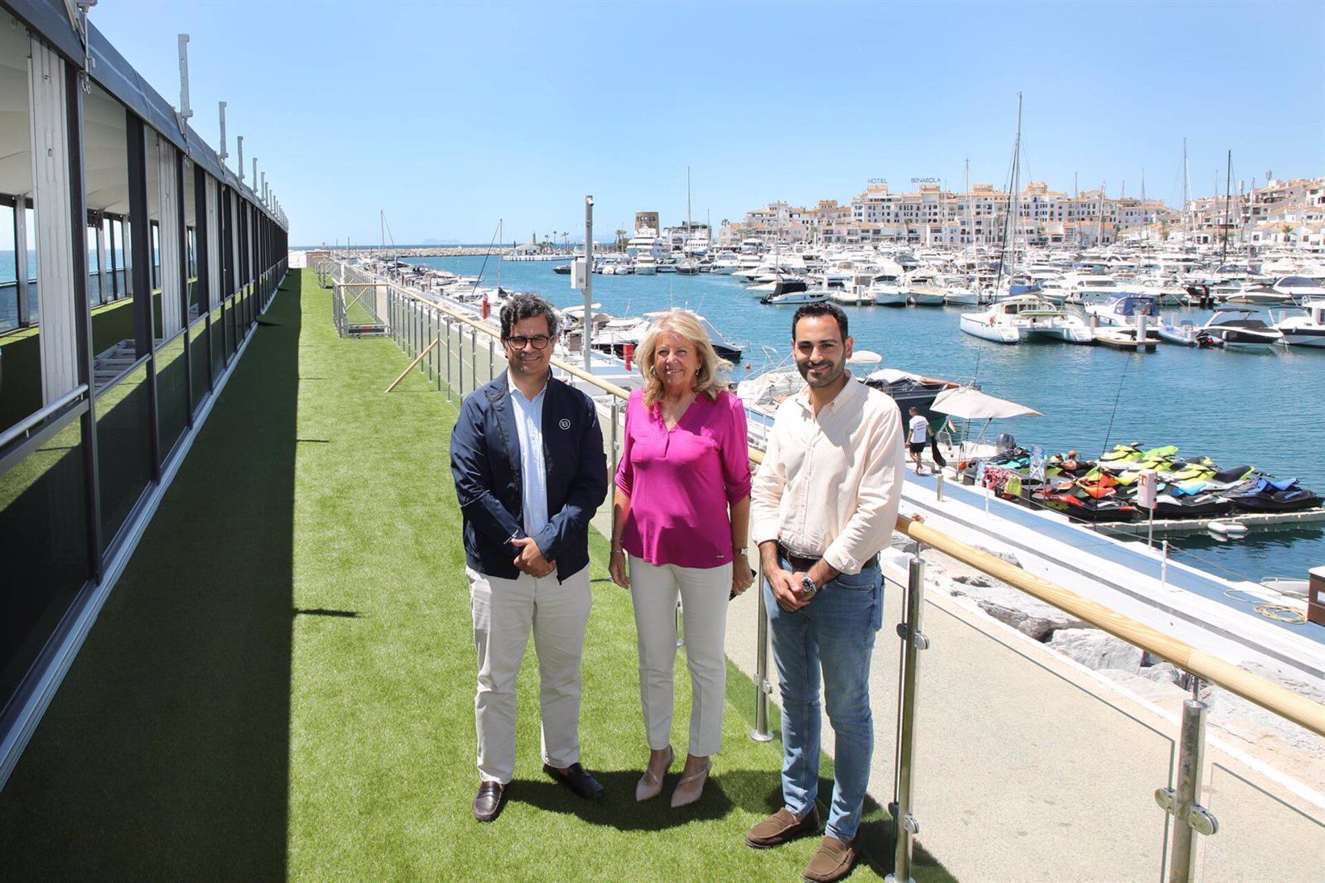 La alcaldesa de Marbella acude al montaje de el E1 Puerto Banús GP