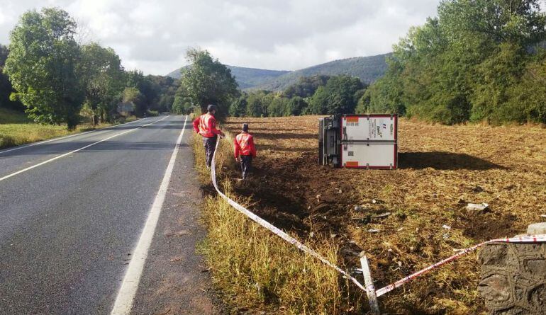 El trailer se ha salido de la calzada cuando circulaba en dirección a Pamplona