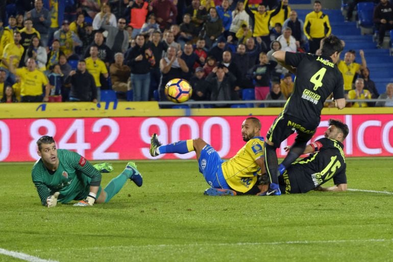 &#039;Pichu&#039; Cuéllar observa como entra el gol de El Zhar en el Las Palmas-Sporting de Gijón