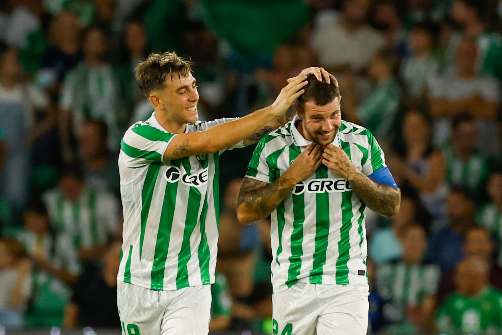 SEVILLA, 29/08/2024.- El extremo del Real Betis Aitor Ruibal (d) celebra tras anotar el 1-0 este jueves, durante partido de vuelta de la ronda previa de la Liga Conferencia, entre el Betis y el Kryvbas, en Sevilla. EFE/ Julio Muñoz
