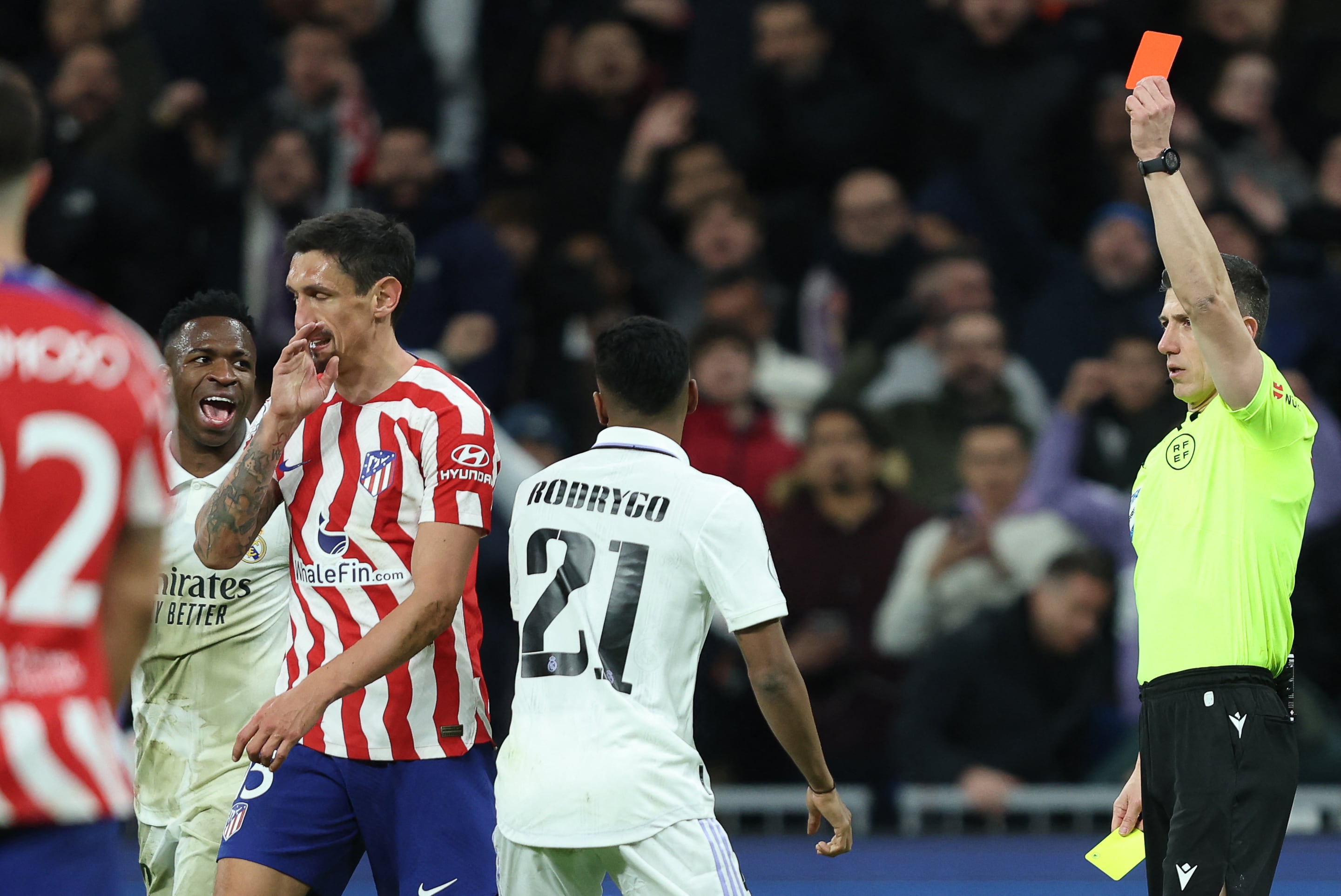 César Soto Grado enseñó la segunda amarilla a Stefan Savic. (Photo by Thomas COEX / AFP) (Photo by THOMAS COEX/AFP via Getty Images)