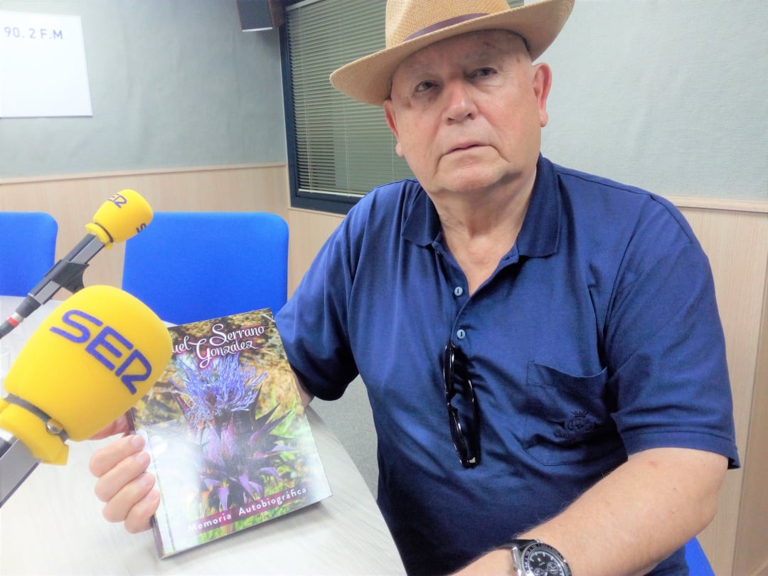 Manuel Serrano, en el estudio de Radio Elda,  con un ejemplar de su libro &quot;Memoria autobiográfica&quot;