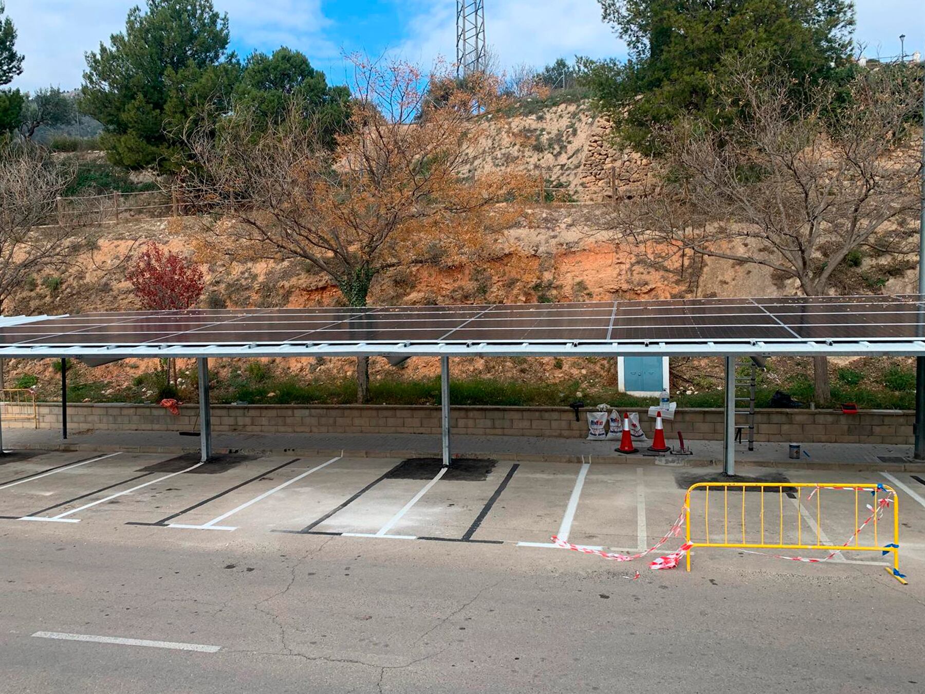 Imagen de las placas fotovoltáicas instaladas sobre el aparcamiento de Cotes Altes