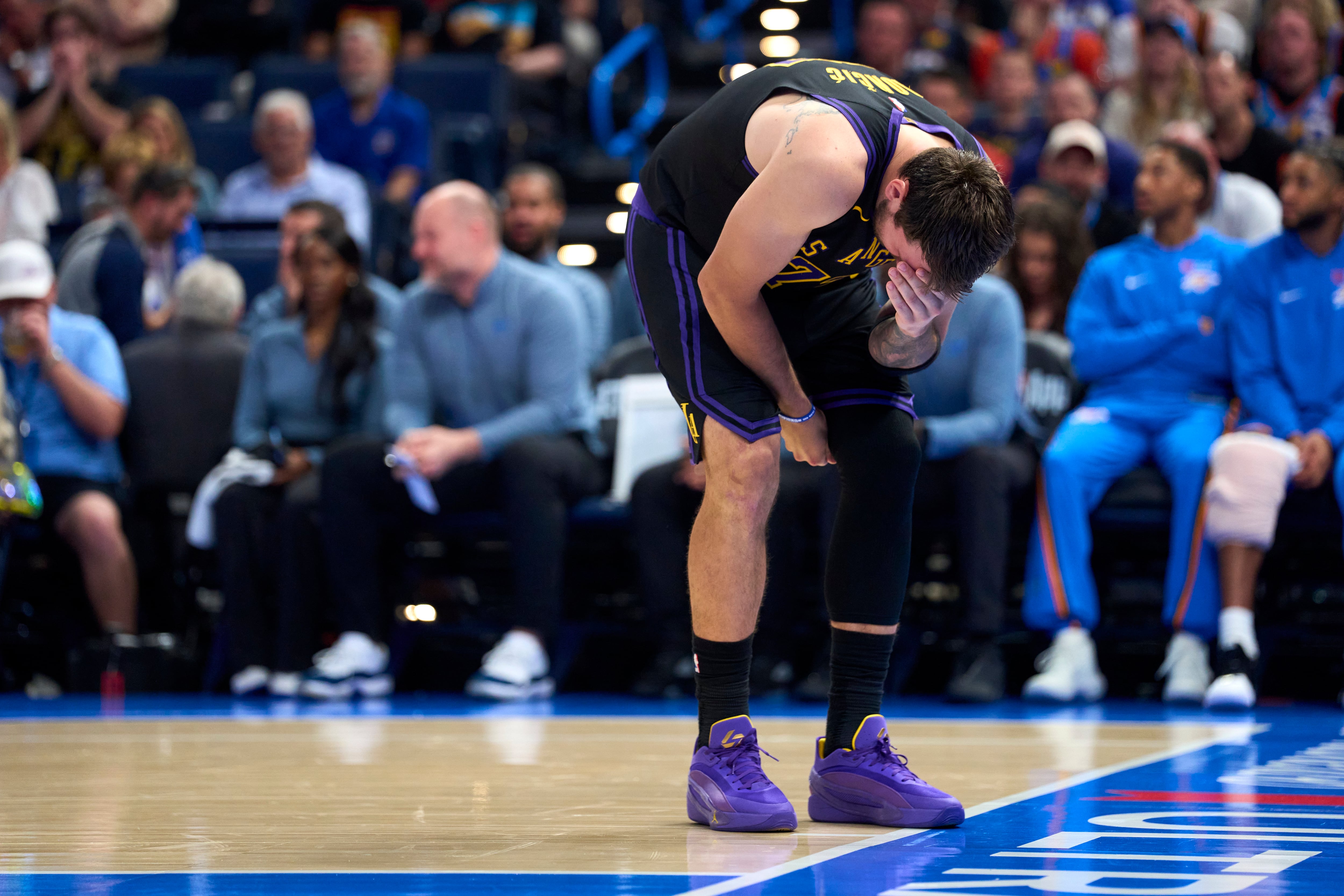 Luka Doncic se lamenta en el partido entre los Lakers y los Thunder