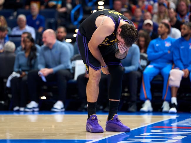 Luka Doncic se lamenta en el partido entre los Lakers y los Thunder