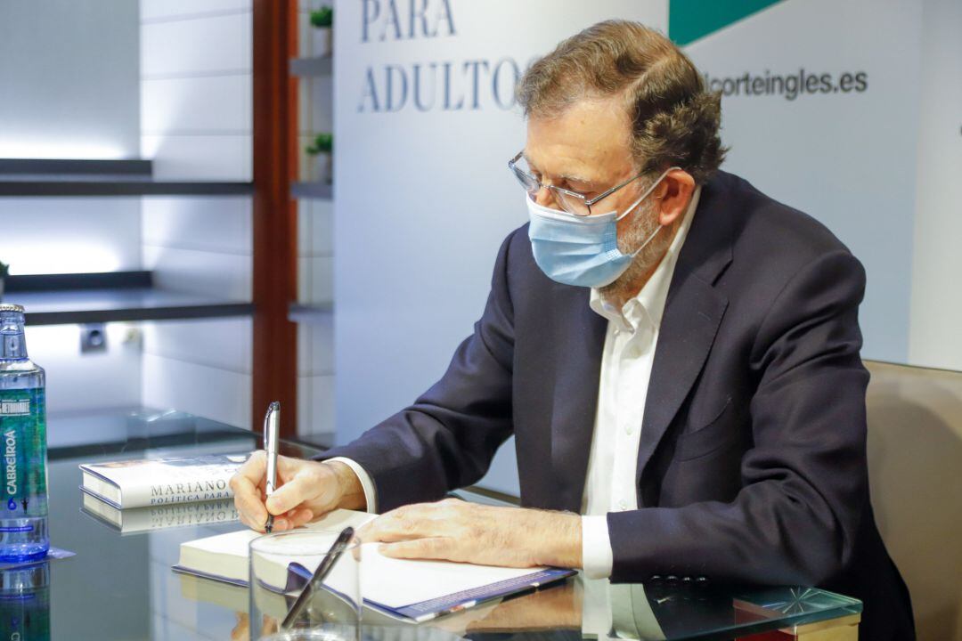 El expresidente del Gobierno Mariano Rajoy firma su nuevo libro en Galicia