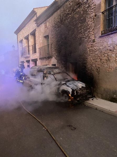 El vehículo incendiado en Campillo quedó calcinado