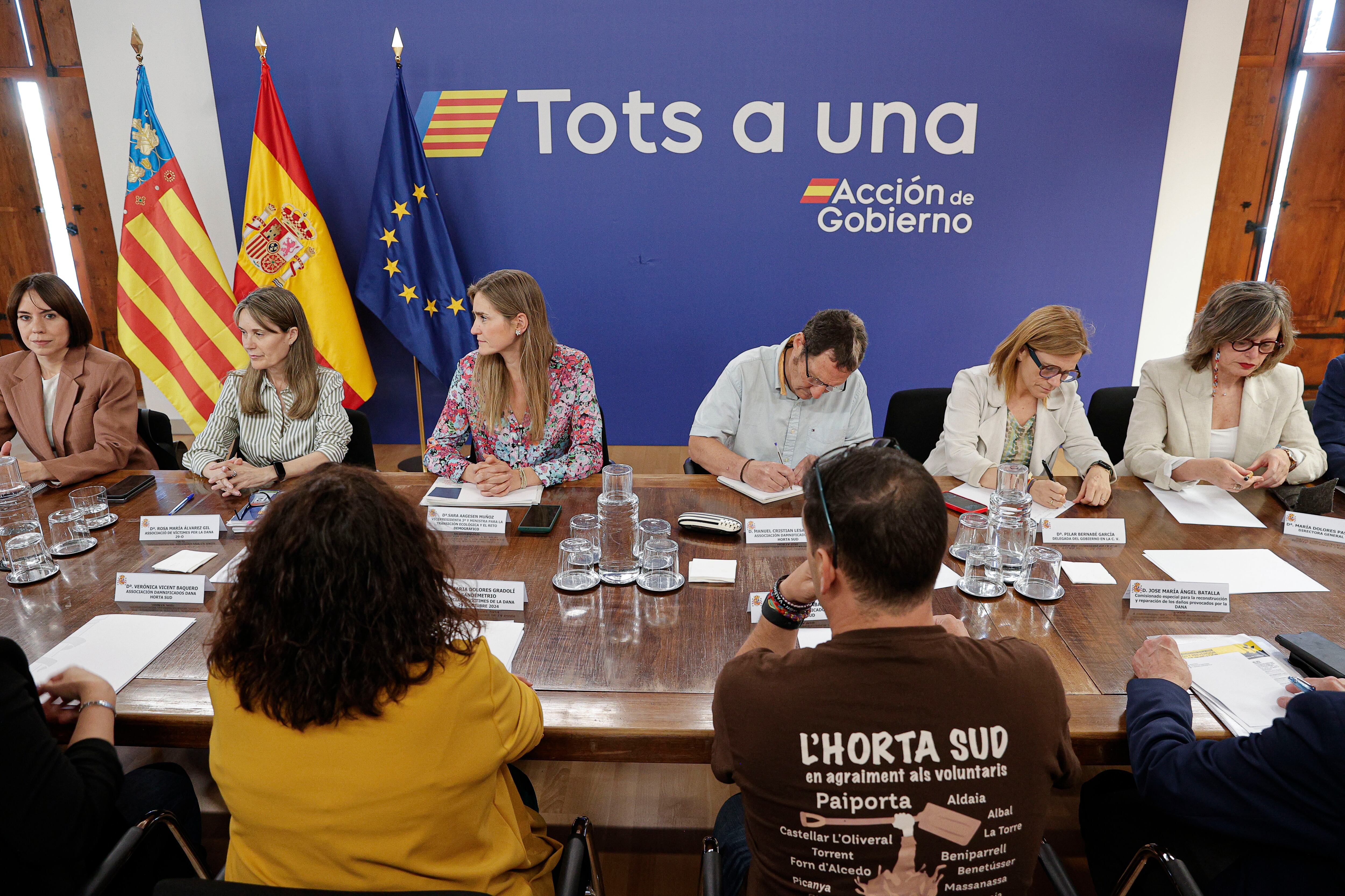 GRAFCVA7800. VALÈNCIA, 28/05/2025.- La vicepresidenta y ministra para la Transición Ecológica y el Reto Demográfico, Sara Aagesen, se reúne con las asociaciones de víctimas de la dana de Valencia para tratar sobre las obras contra las inundaciones en los barrancos del Poyo, Gallego y La Saleta.