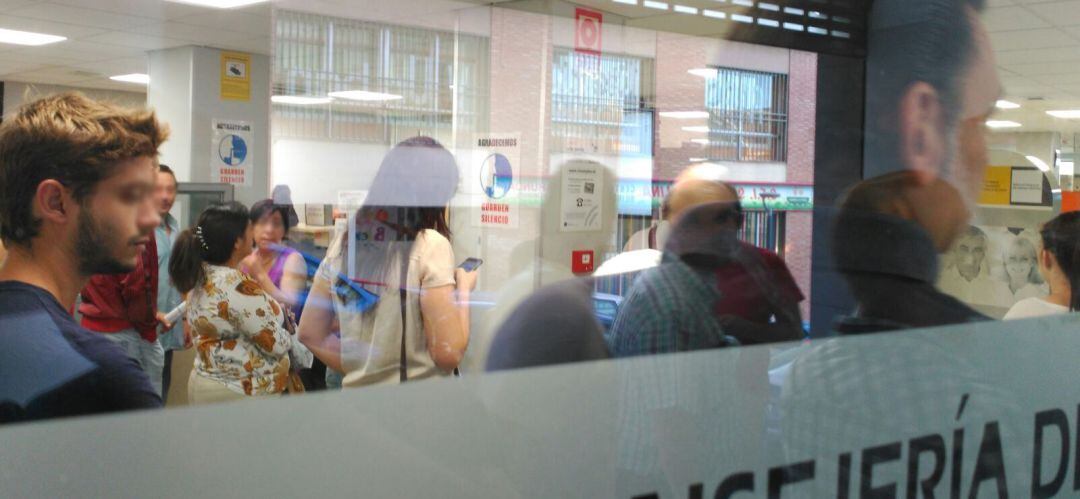 Jienenses esperando en una oficina de empleo de la capital.