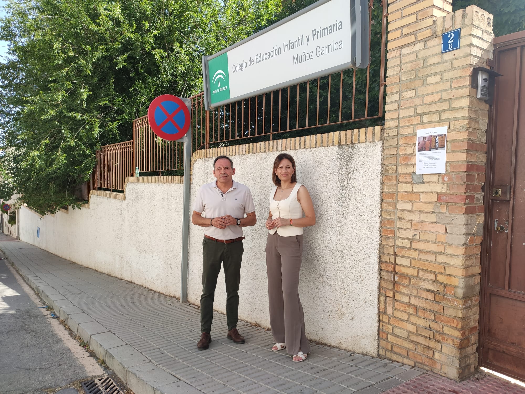 Los socialistas Jacinto Viedma e Isabel Uceda posan ante el Colegio &#039;Muñoz Garnica&#039; de Jaén capital