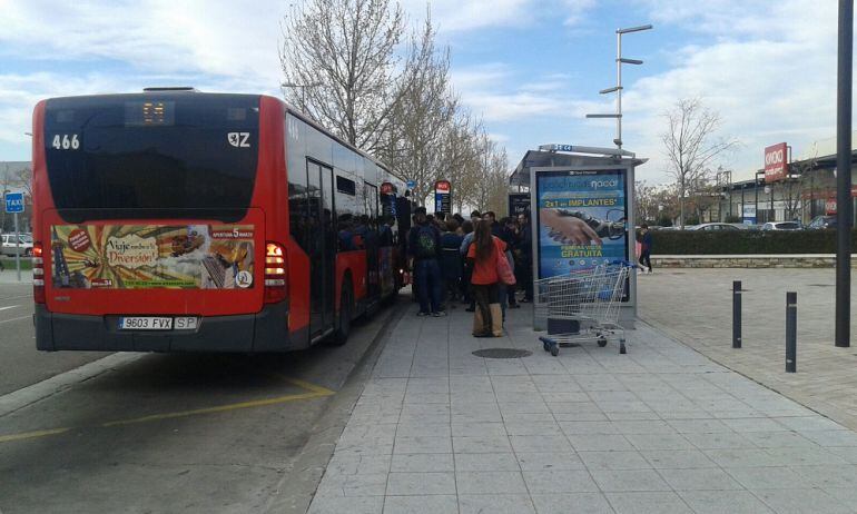 Las largas colas en las paradas de los autobuses es la tónica general durante las horas de huelga