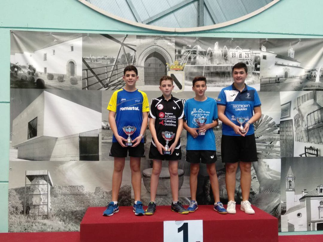 Alberto Castellano (1º por la derecha) posando tras su cuarto puesto