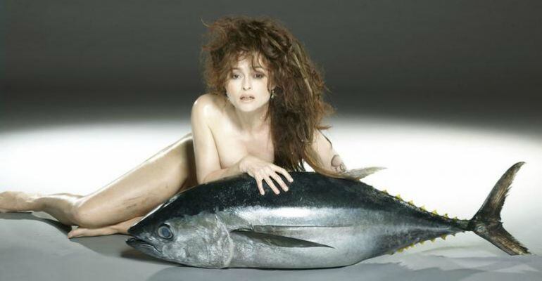 Helena Bonham Carter posando junto a un atún de 27 kilos