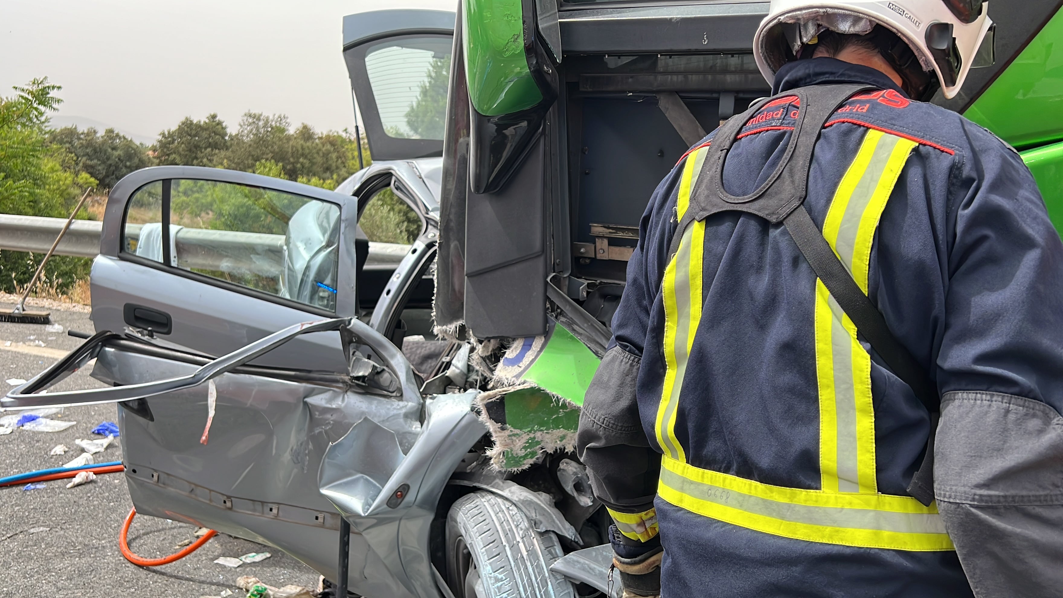 Los servicios de emergencia trabajando en el accidente en la carretera de los pantanos