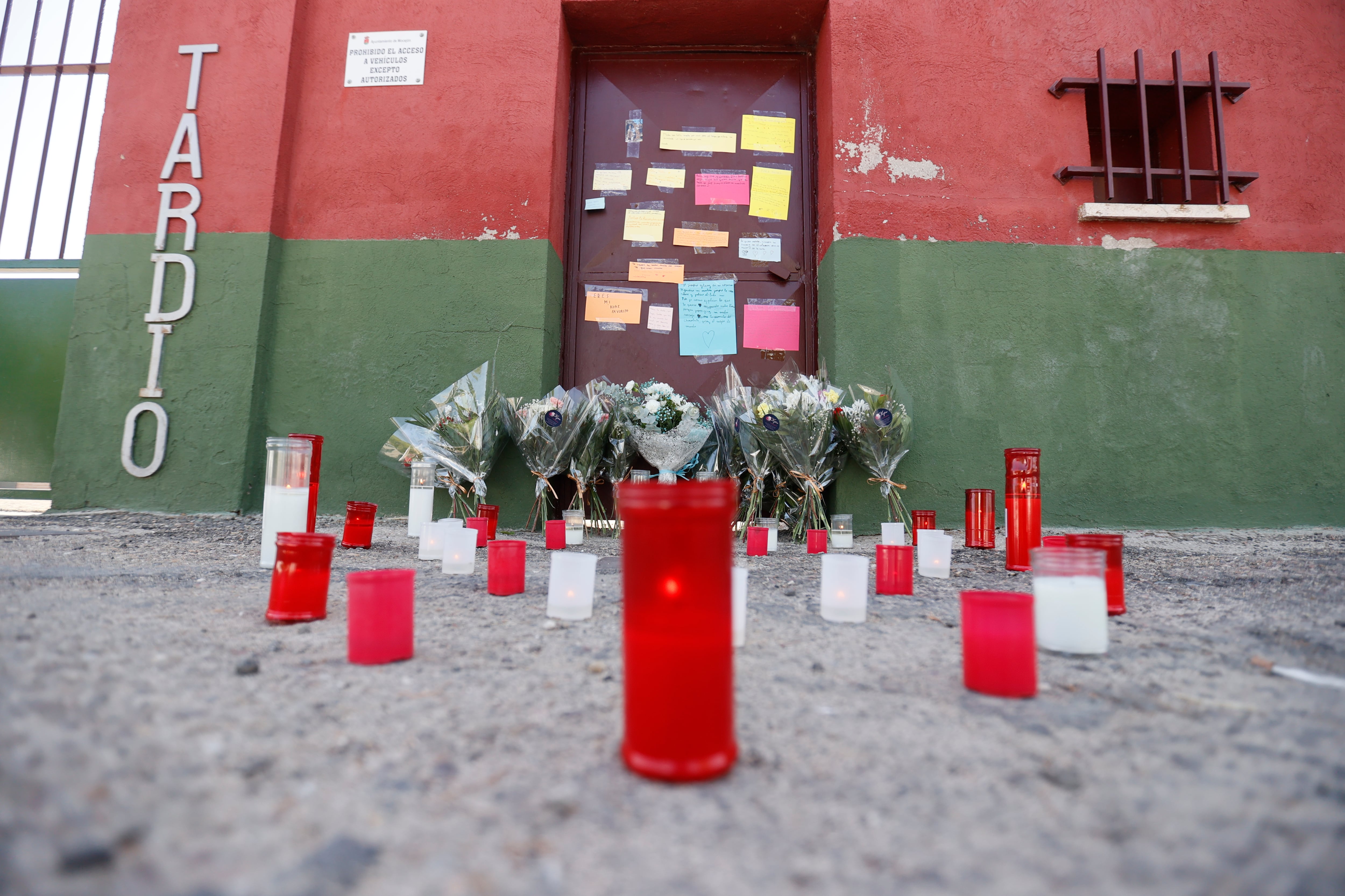 Velas y flores en homenaje ante el polideportivo Ángel Tardío en Mocejón (Toledo)