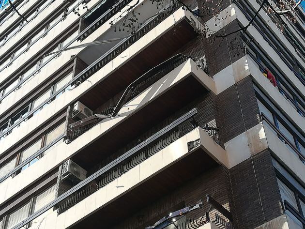 Así han quedado los balcones del edifcio afectado