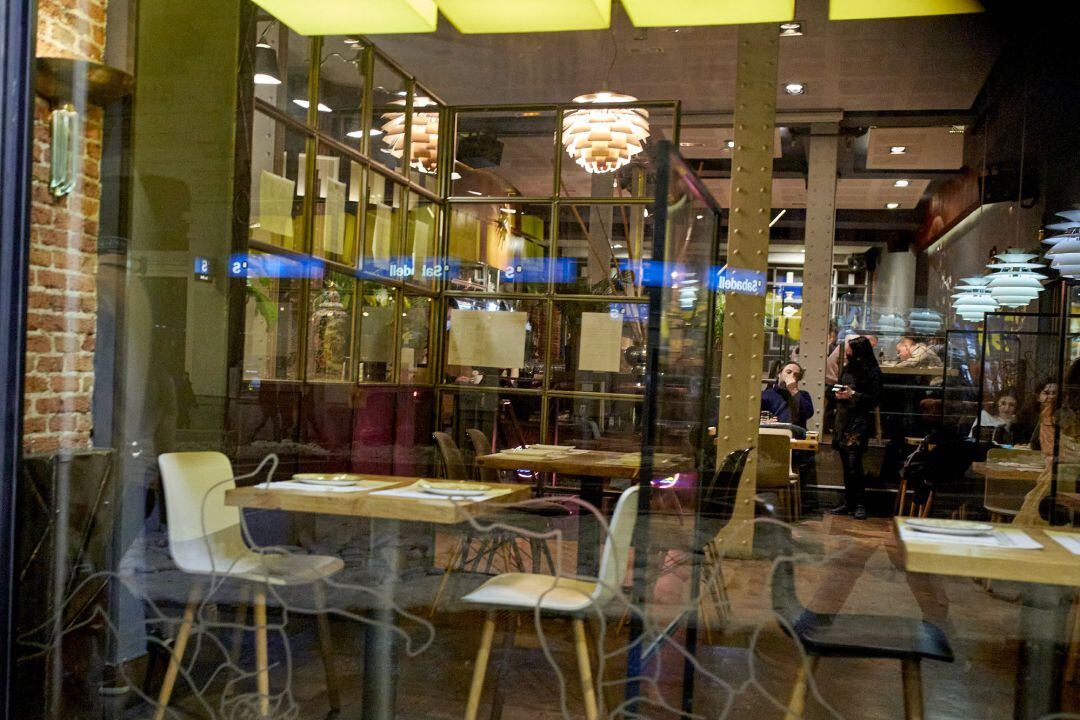 Un restaurante en la última noche del cierre de bares y restaurantes a las 23 horas, en Madrid.