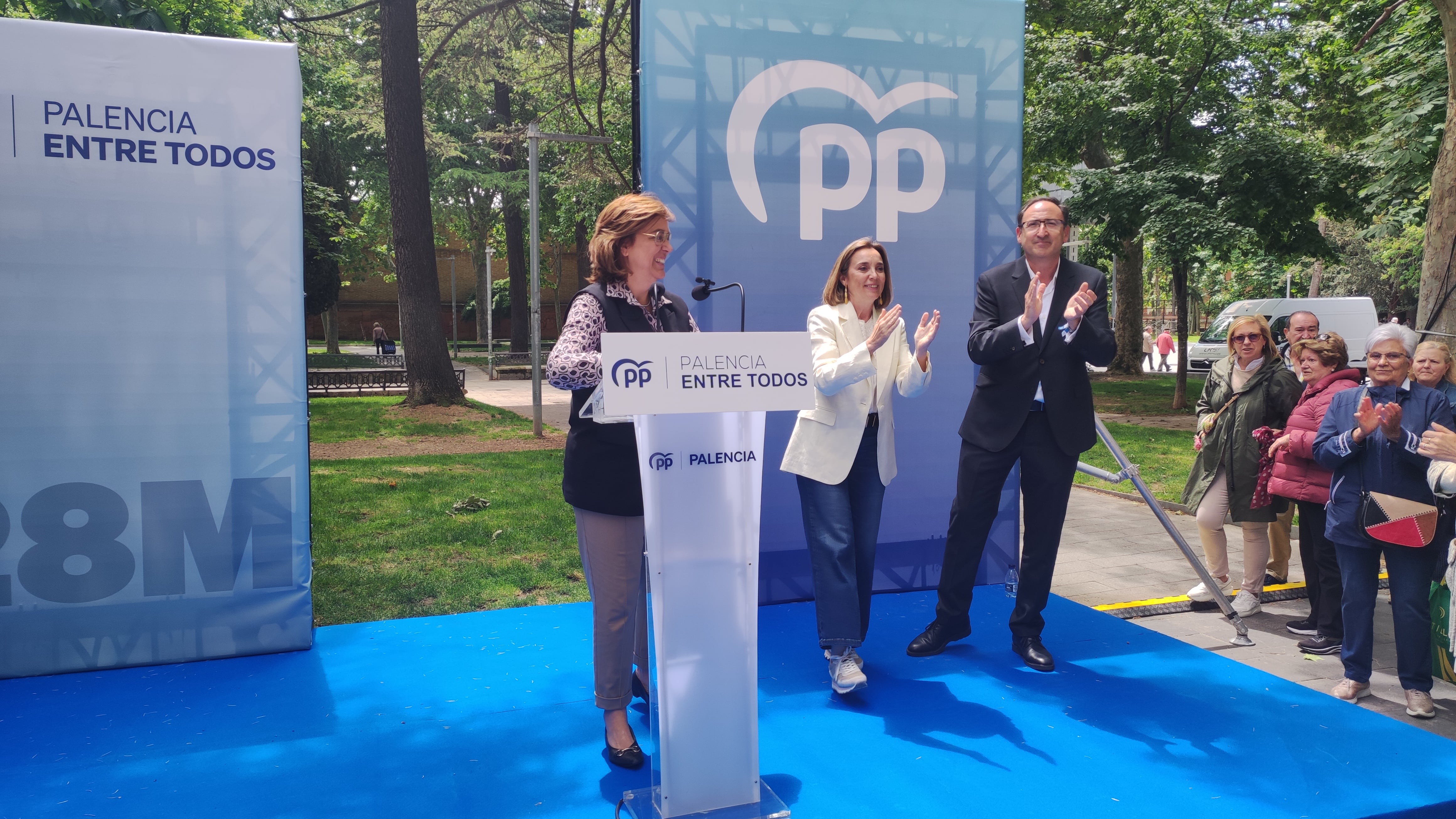 Ángeles Armisén, Cuca Gamarra y Alfonso Polanco en el mitin final del PP en Palencia