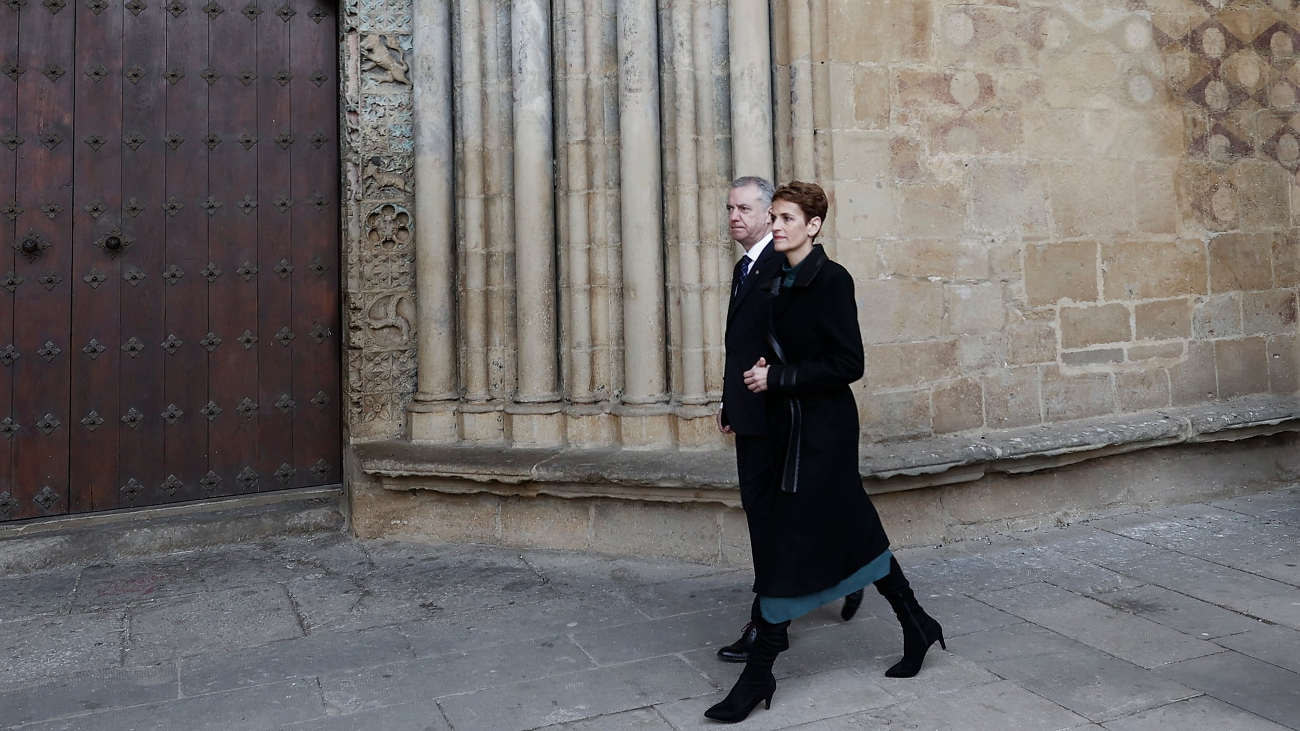 Los presidentes de Euskadi, Iñigo Urkullu (i) y de Navarra María Chivite pasan por el pórtico de la iglesia de Santa María la Real antes de mantener una reunión con el presidente de Nueva Aquitania, Alain Rousset en la asamblea que se está celebrando en Olite donde Navarra asume la presidencia de la Eurorregión