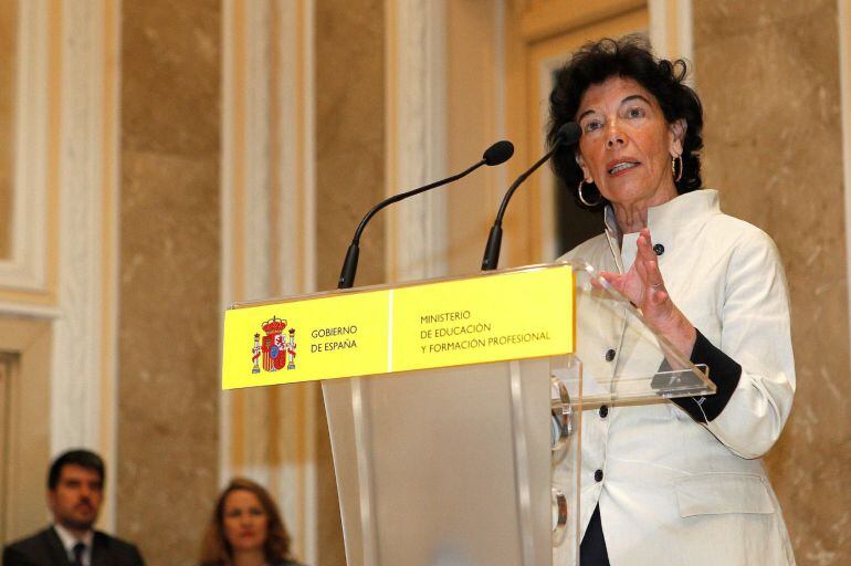 La nueva ministra de Educación y Formación Profesional, Isabel Celaá, durante su intervención en el acto de toma de posesión y tradicional traspaso de cartera celebrado hoy en el Ministerio