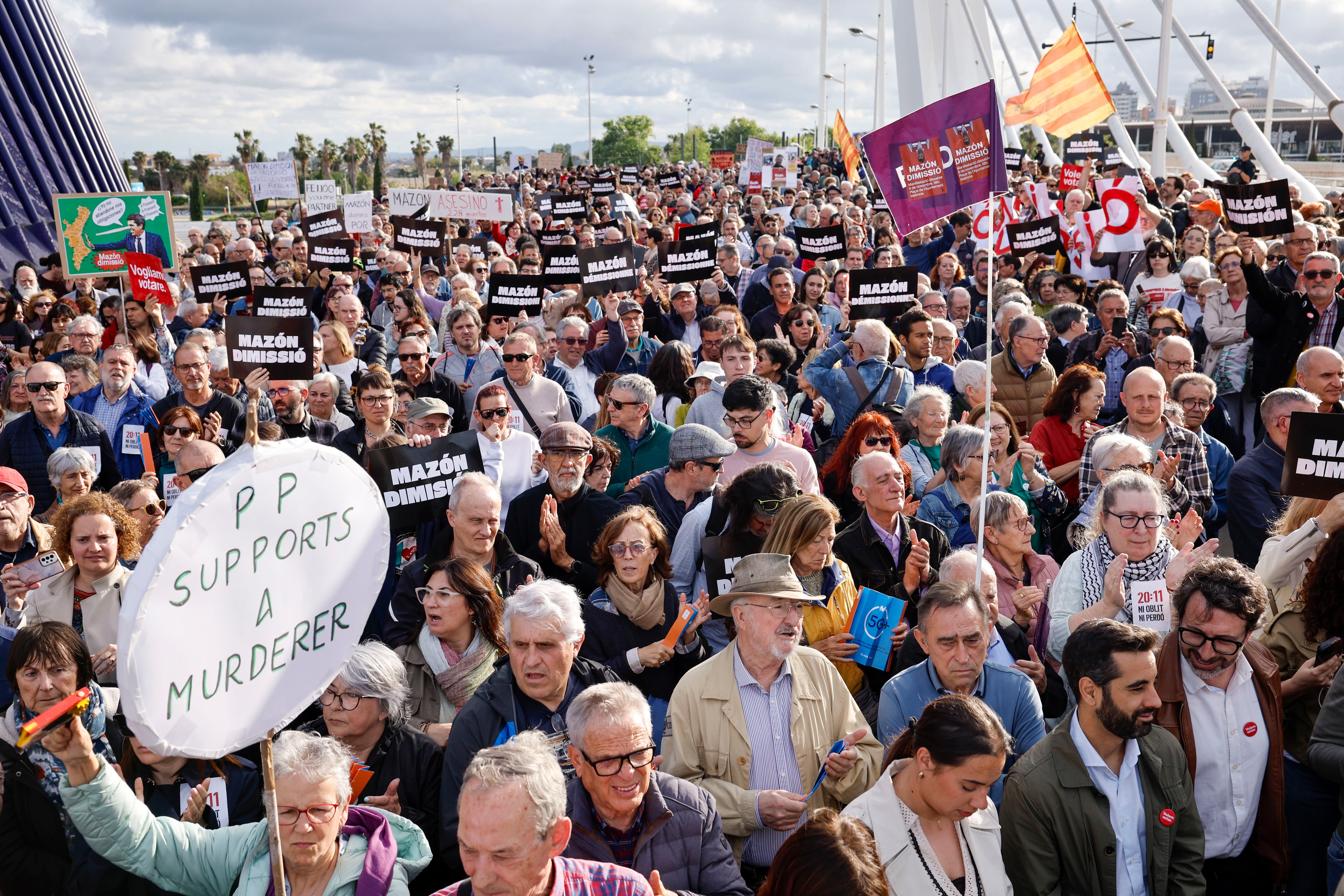 Asociaciones de víctimas de la dana y movimientos sociales celebran una concentración frente a una de las sedes del congreso del PP Europeo hace dos semanas.