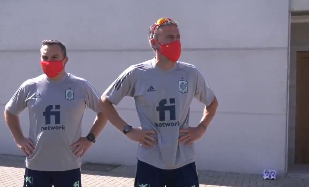 Luis Enrique dando la bienvenida a los nuevos futbolistas incorporados