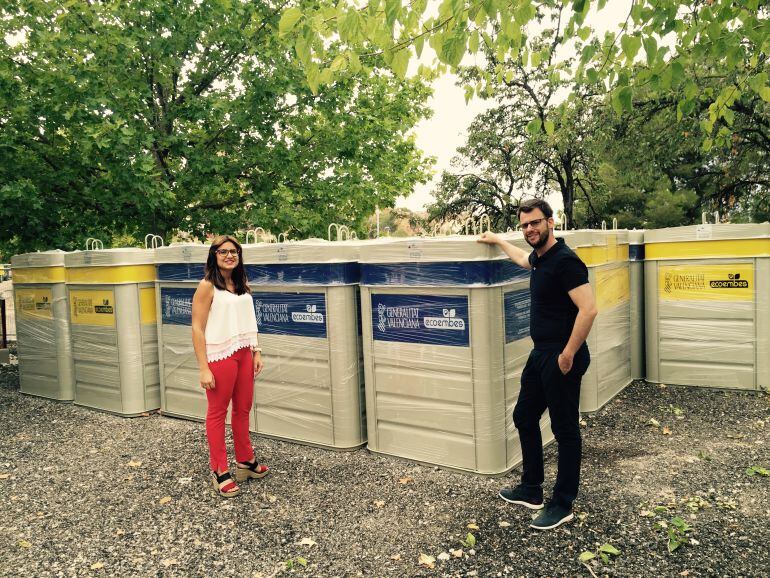 Ediles del gobeirno junto a los nuevos contenedores