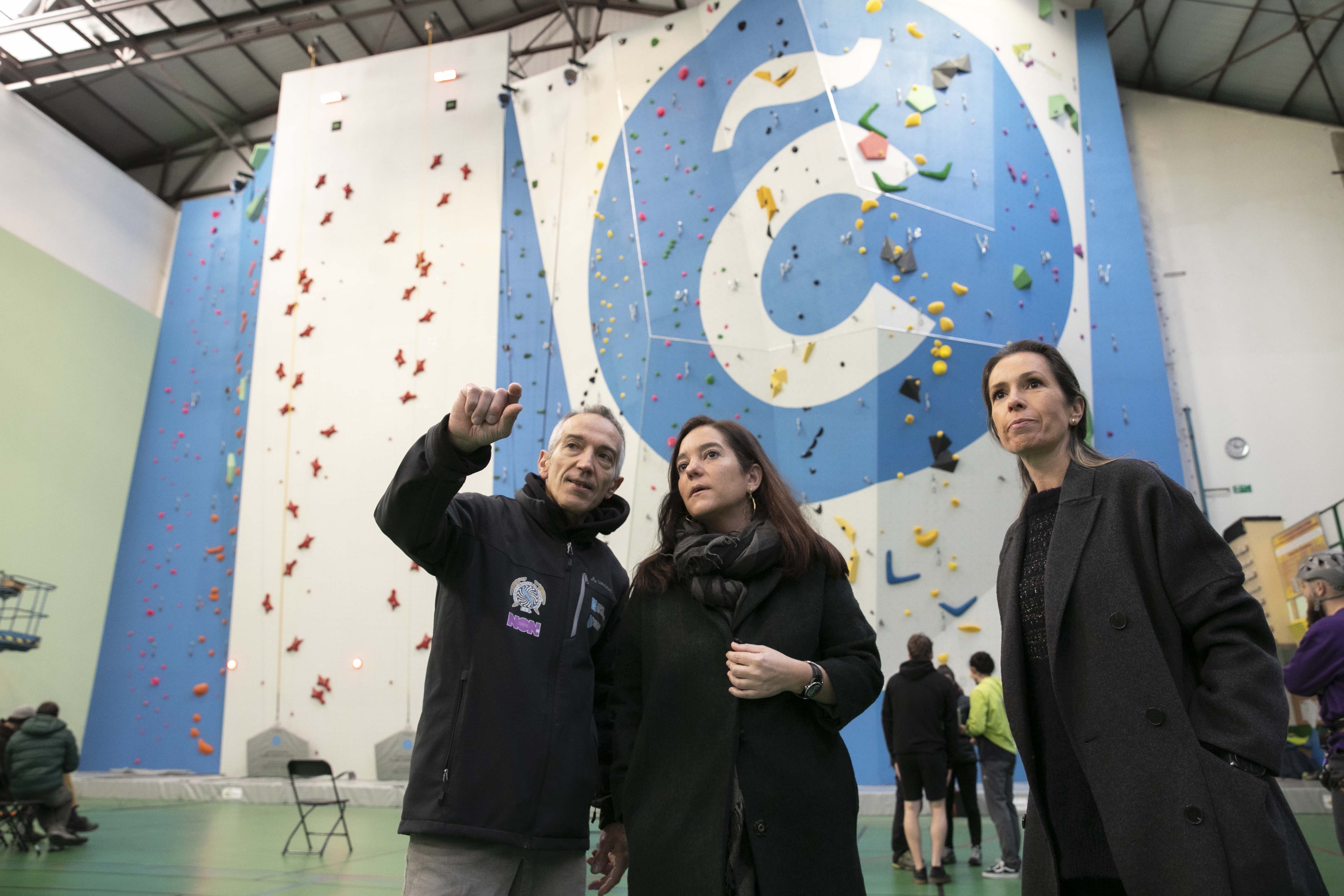 Inés Rey y Mónica Martínez visitan el rocódromo de Riazor