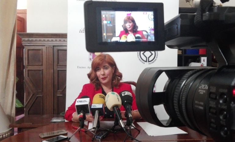 La alcaldesa de Úbeda, Toni Olivares, en rueda de prensa.