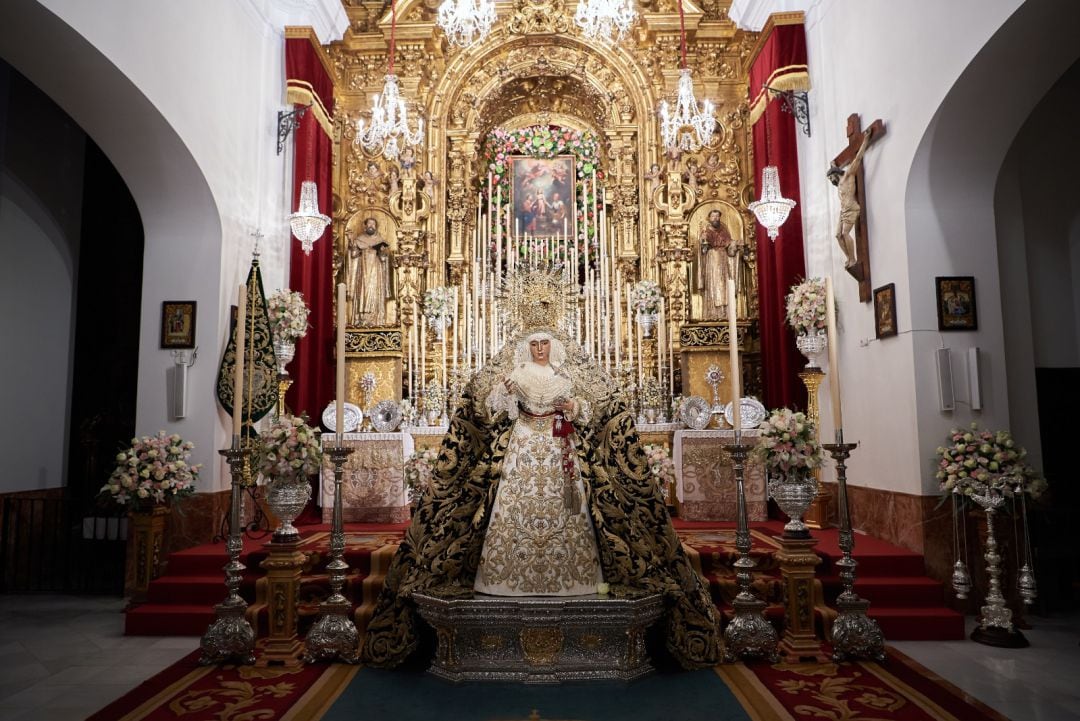 La Esperanza de Triana dispuesta a veneración de los fieles en su Capilla de Los Marineros