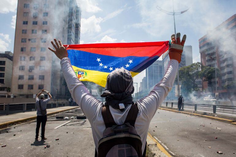 La Policía ha impedido de nuevo el paso de la manifestación opositora hacia la sede de la Defensoría del Pueblo.