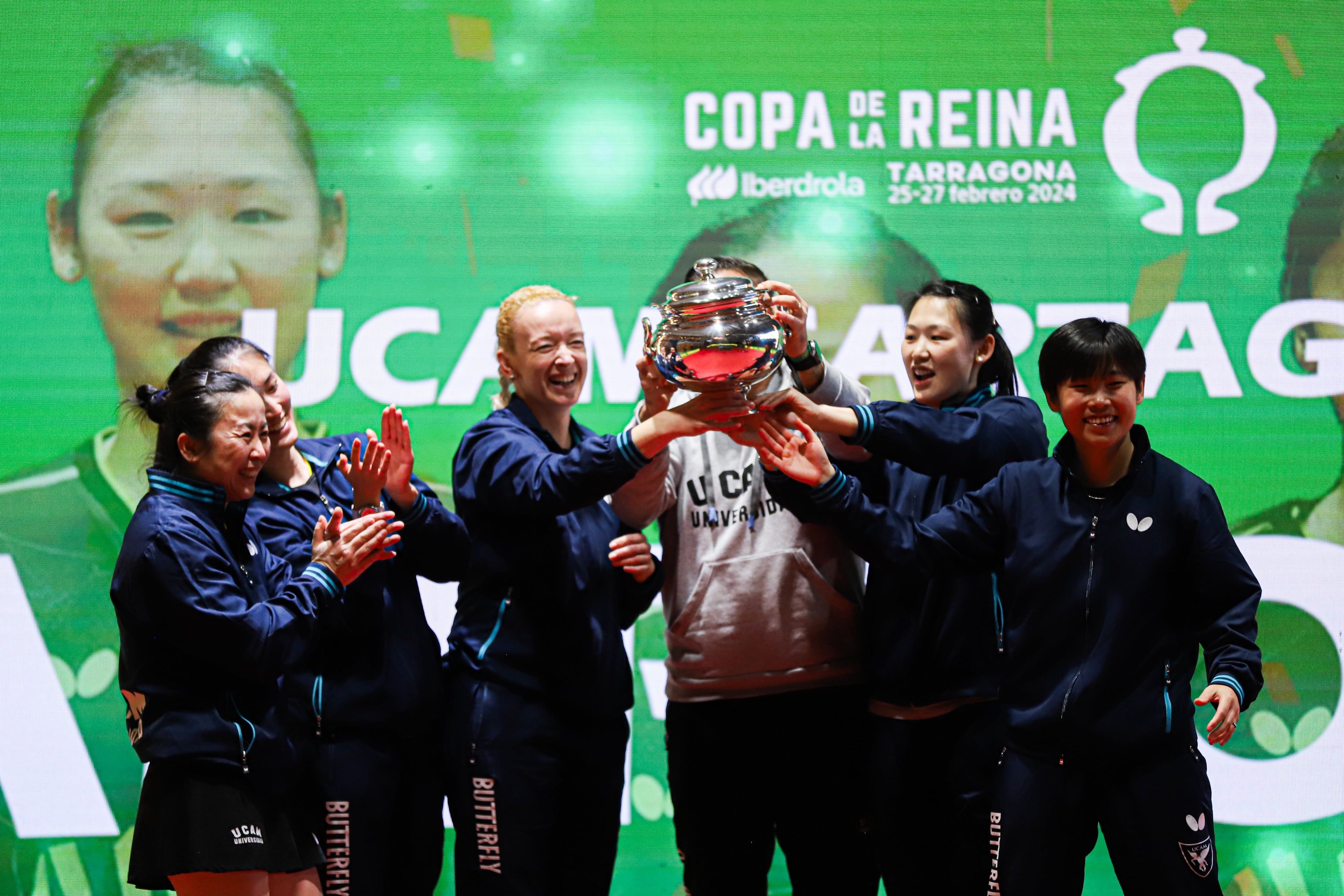 Las jugadoras del UCAM Cartagena celebran el título