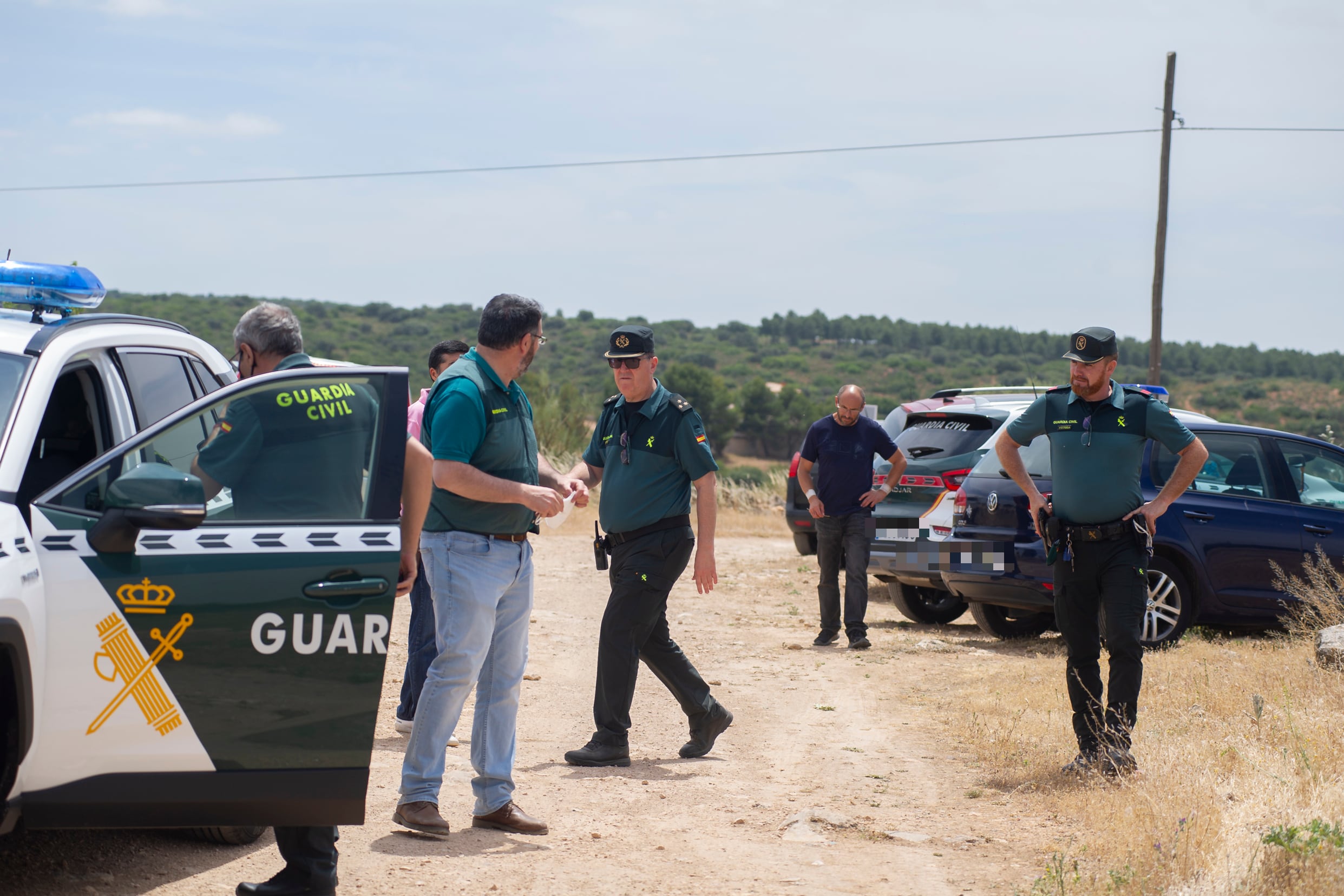 Unos guardias civiles realizan labores de inspección en la localidad de Tomelloso (Toledo) este lunes. El presunto asesino de la mujer de 48 años encontrada muerta ayer en un restaurante de Tomelloso, con heridas de arma blanca, ha aparecido muerto en el Embalse de Peñarrolla. EFE/Jesús Monroy