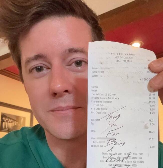 J. Mack Slaughter con la nota en la factura (Good News/SWNS)