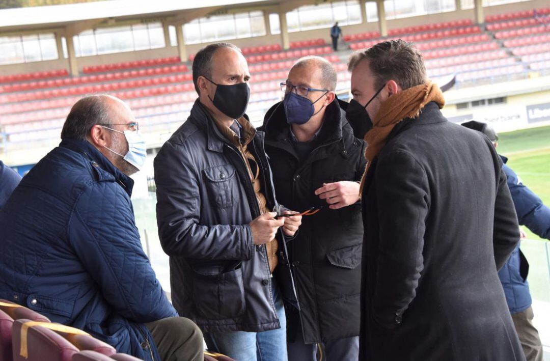 Guijarro con Ángel Mayordomo, presidente del Conquense y otros directivos durante el Conquense-Almansa